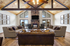 Luxe Lodge Gaming Paradise W Breathtaking Lake Views Indoor Pool Close to SDC